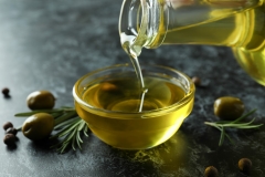Conheça os usos e benefícios do azeite de oliva na gastronomia