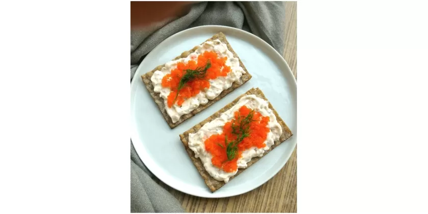 SALADA CREMOSA DE CAMARÃO NO PÃO SUECO